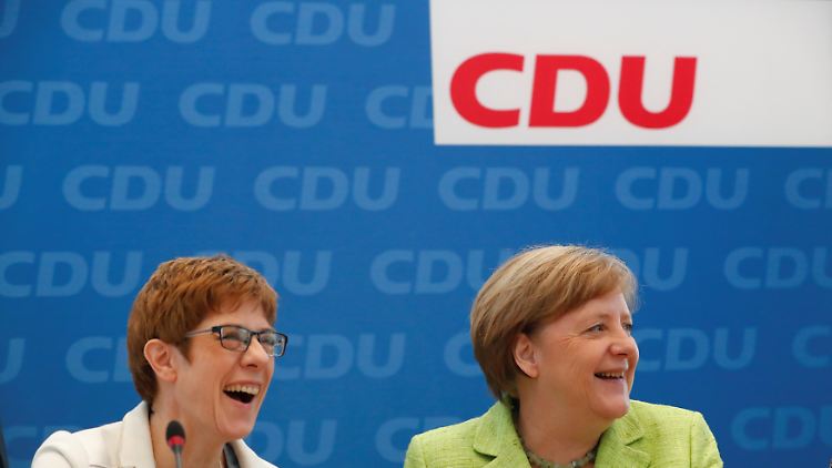 Gut gelaunt: Annegret Kramp-Karrenbauer und Angela Merkel. 