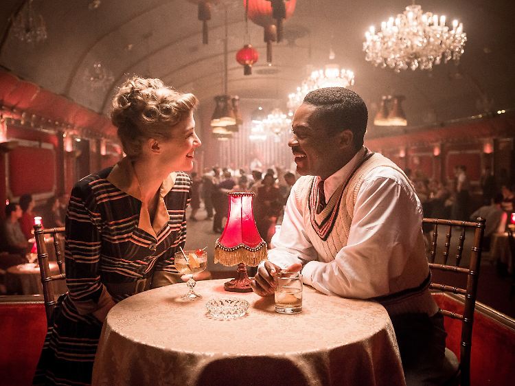 Ruth lernt Seretse in Großbritannien kennen. Später zieht sie mit ihm ins heutige Botswana.