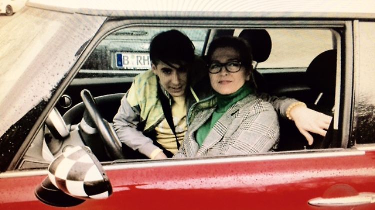 Beim Interview: Der Designer und die Redakteurin im Mini, wo man so schön reden kann.