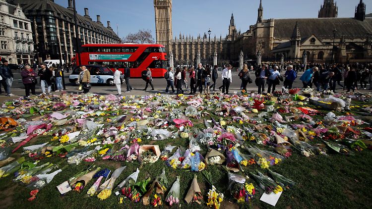 In London wird um die vier Menschen getrauert, die der Attentäter getötet hat.