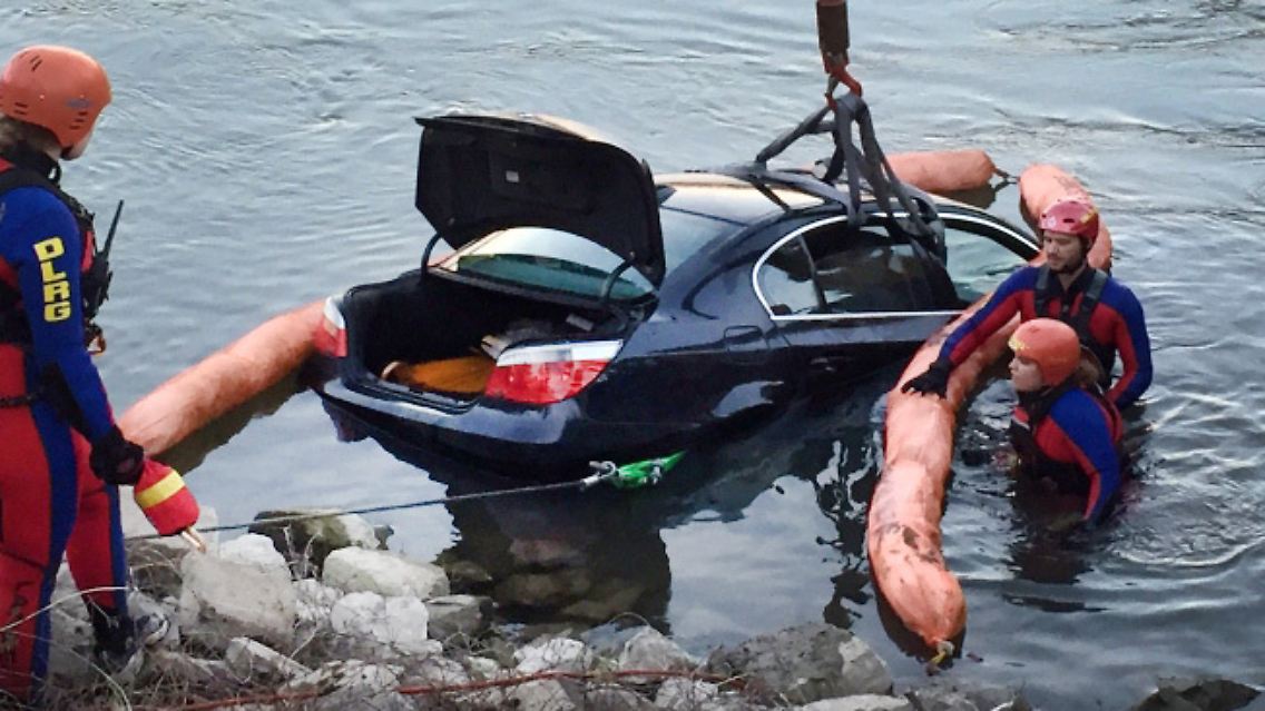Die Feuerwehr zog das Auto wieder aus dem Rhein heraus.
