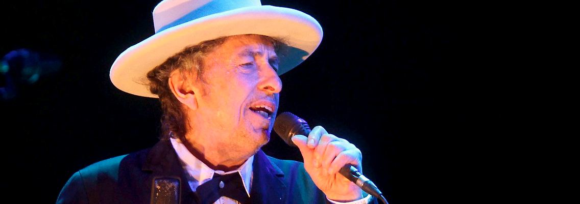 Die Akademie bittet zum Ständchen - Dylan ziert sich aber.