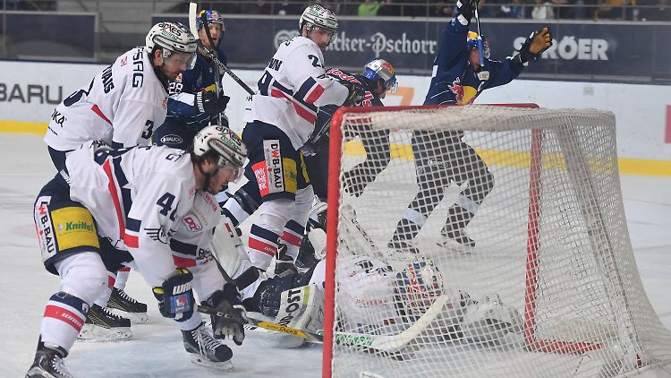 Viele verteidigen - einer jubelt: Für die Eisbären Berlin lief in München nicht viel zusammen.