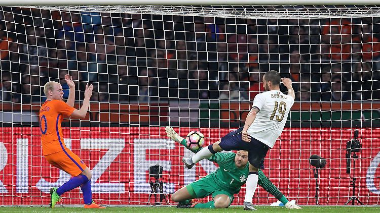 Beim 2:1 durch Leonardo Bonucci (r.) können Davy Klaassen und Torwart Jeroen Zoet nur hinterherschauen.