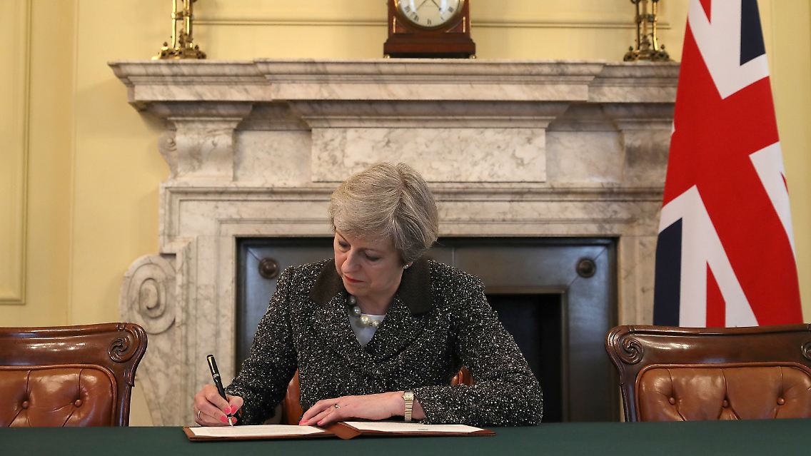 Hier unterschreibt Theresa May gerade den Brexit-Antrag.
