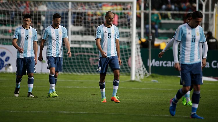 Schleichen mit hängenden Köpfen vom Platz: die Argentinier