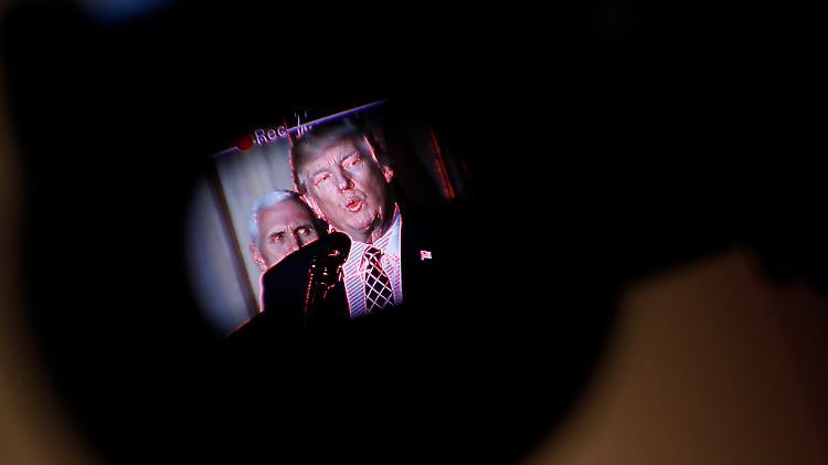 Am Dienstag unterzeichnete Donald Trump ein Dekret, das "den Krieg gegen die Kohle" beenden soll. Abgeschafft wird der "Clean
Power Plan" von Barack Obama, mit dem
erneuerbare Energien gefördert wurden.