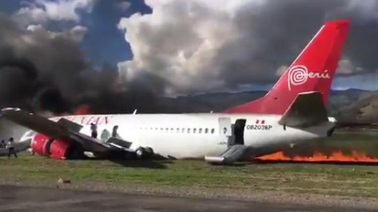 Nach Berichten von Zeugen verlor der Pilot wegen starker Winde die Kontrolle, andere sprachen von einem geplatzten Reifen.