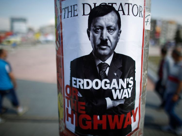 Spätestens seit Erdogan die 2013 die Gezi-Proteste niederknüppeln ließ, sehen ihn viele seiner Kritiker auf dem Weg hin zu einer Diktatur.
