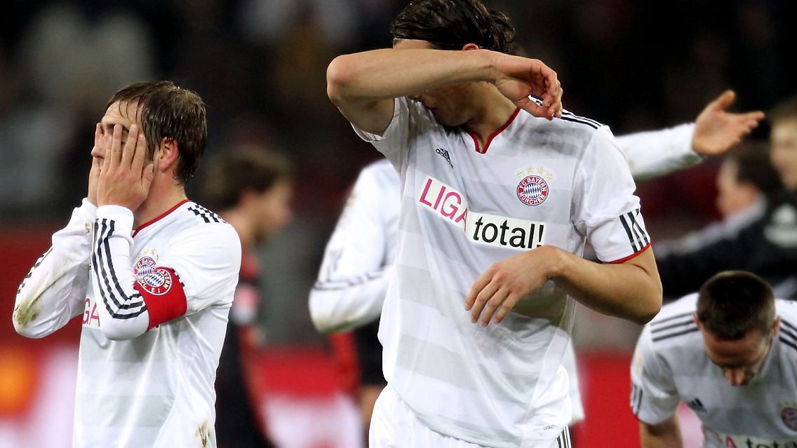 Zufrieden sieht anders aus: Münchens Kapitän Philipp Kalhm, links, und Kollege Daniel van Buyten.