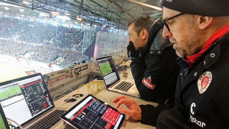 Andrew Meredith hat bei Spielen von St. Pauli seinen Platz auf der Tribüne. Auf zwei Bildschirmen schneidet er relevante Szenen zusammen.