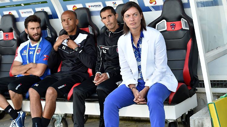Corinne Diacre trainiert als einzige Frau ein Profiteam im Männerfußball. In der französischen 2. Liga sitzt sie bei Clermont auf der Bank.