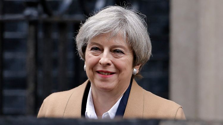 Premierministerin Theresa May verlässt am Vormittag ihren Amtssitz in der Downing Street. Um 13.30 Uhr (MESZ) will sie im Unterhaus eine Erklärung abgeben, während der britische Botschafter in Brüssel den Brexit-Brief übergibt.