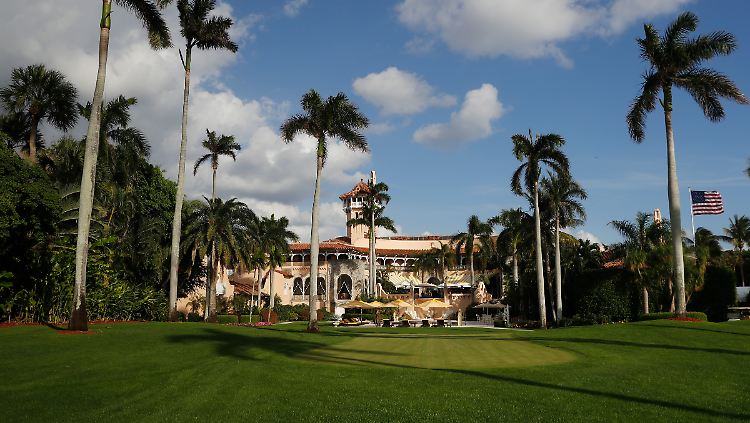 Trump hatte die acht Hektar große Anlage Mar-a-Lago 1985 gekauft. 2005 heiratete er dort seine dritte Frau Melania.