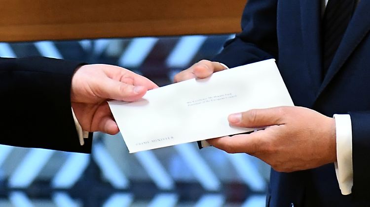 Lange angekündigt: Neun Monate hat es gedauert, bis der Brexit-Antrag nach dem Referendum in den Händen von EU-Ratspräsident Donald Tusk ankam. 