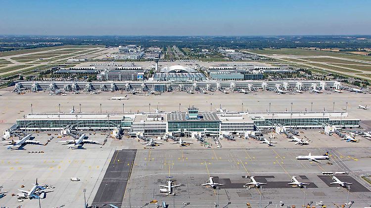 Ein Großflughafen, der bald an seine Kapazitätsgrenzen stößt: Am Drehkreuz München wird der Bau einer dritten Start- und Landebahn diskutiert.