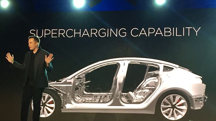 Tesla-Gründer Elon Musk will sein Prestigeprojekt "Model 3" unter anderem mit frischem Geld aus China realisieren.