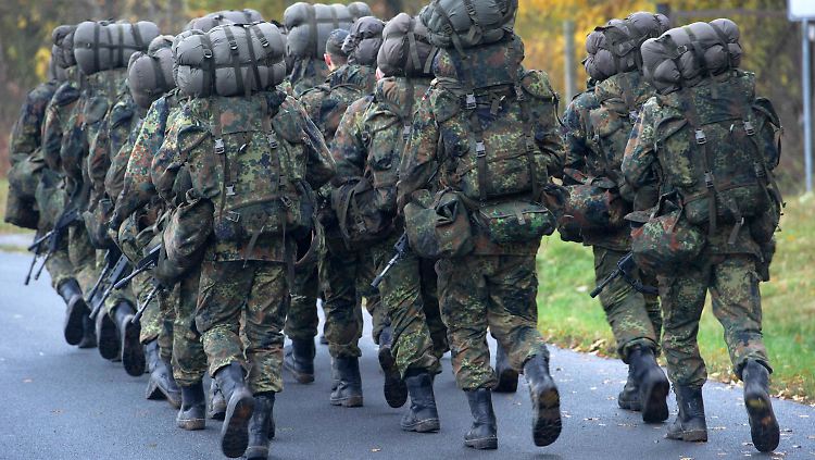 Gut im Feld - gefährlich in der Kaserne? Vor allem junge Soldaten in Kampfverbänden seien auffällig, heiße es in einem internen Bundeswehr-Bericht.