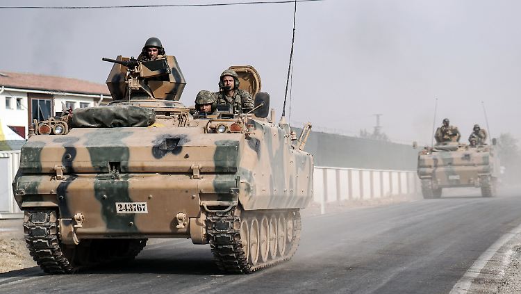 Mit schweren Waffen hat die Türkei in die Kämpfe in Syrien auf Seiten verbündeter Milizen eingegriffen.