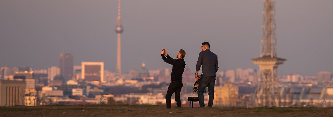 Schöne Grüße aus Berlin - mit Fernsehturm (hinten) und Funkturm.