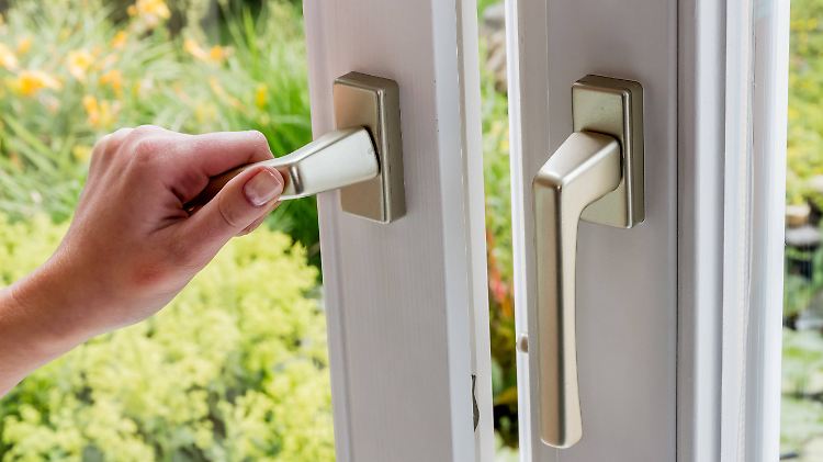 Regelmäßig das Fenster fünf Minuten lang weit aufzumachen hilft auch, die Pollenkonzentration niedrig zu halten. 
