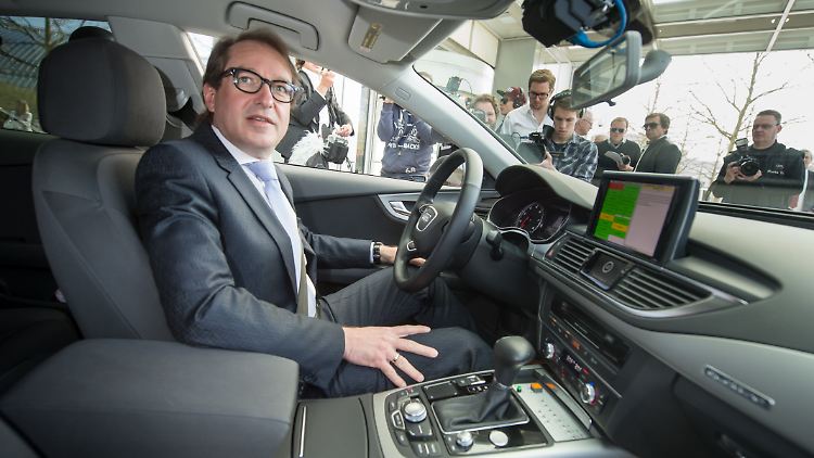 Bundesverkehrsminister Alexander Dobrindt testet in Ingolstadt einen selbstfahrenden Audi A7 (Bild von April 2015).