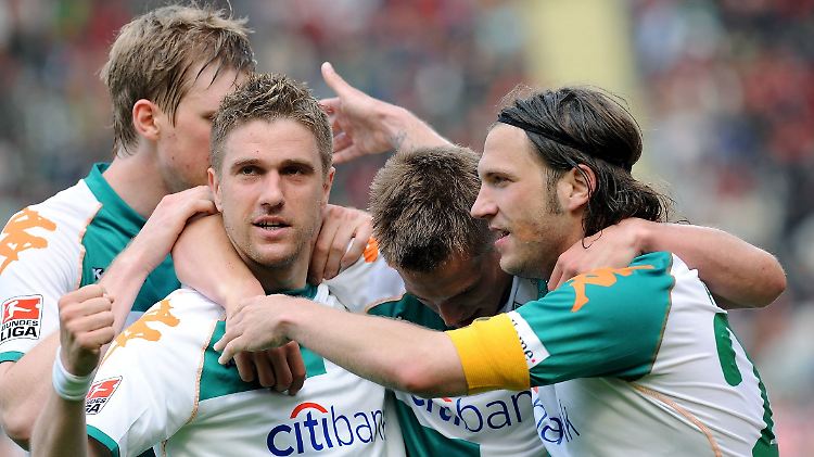 Torjubel mit Frings: Ivan Klasnic im Mai 2008 bei Werder Bremen.