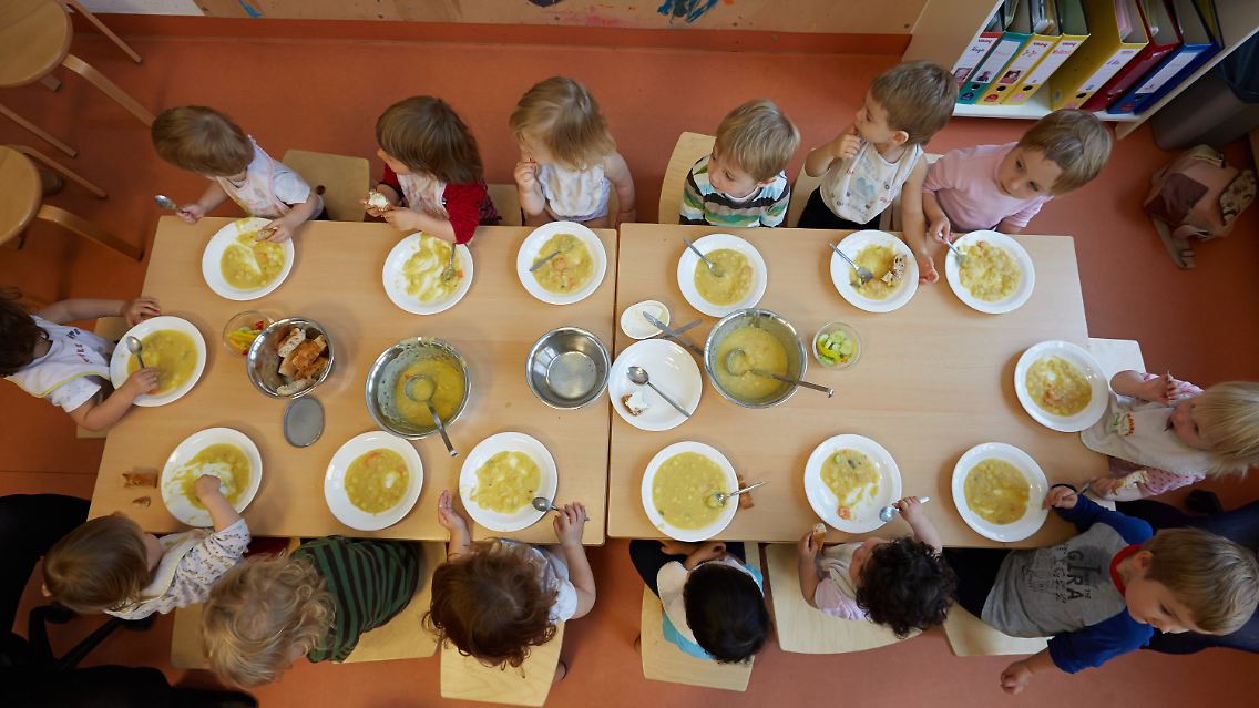 Kita in Hamburg: Die Betreuungssituation für Kinder ist in Großstädten oft deutlich günstiger als auf dem Land.