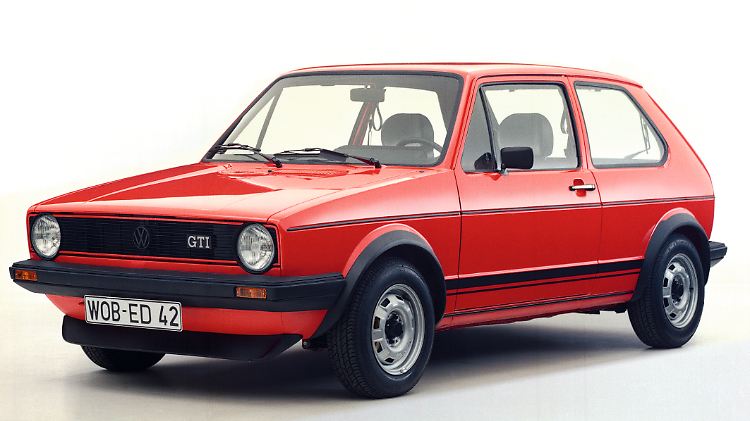 1976 brachte VW den ersten Golf GTI in den Markt. Damals mussten 110 PS lediglich 780 Kilogramm bewege.