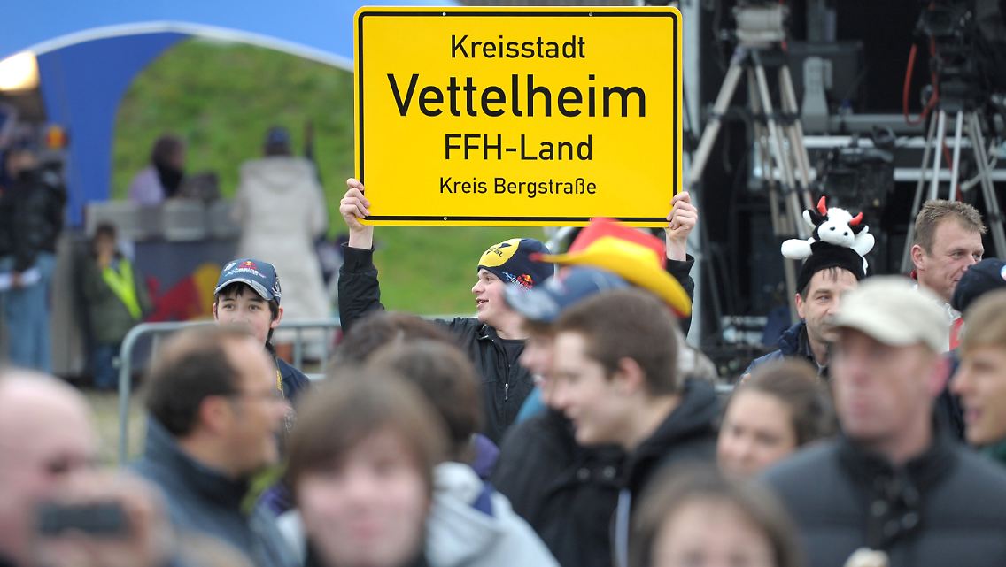 Warten auf Sebastian: Motorsportfans feiern in Vettels Heimatstadt Heppenheim.
