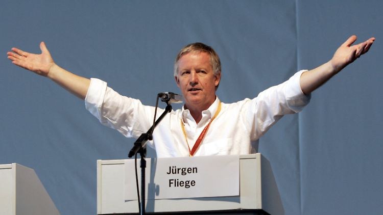 Trotz aller Kritik an ihm - er sei ein Kirchenmann von A bis Z, versichert Fliege.