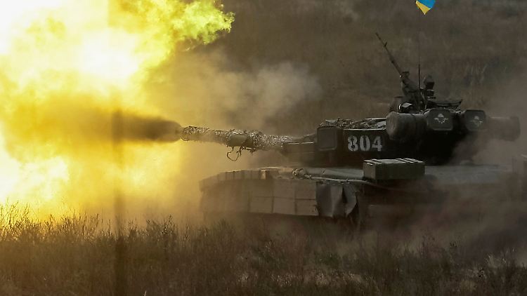 Ukrainischer Panzer während einer Übung. Einsätze von schweren Waffen gibt es derzeit laut der OSZE in der Ostukraine zweimal pro Minute.