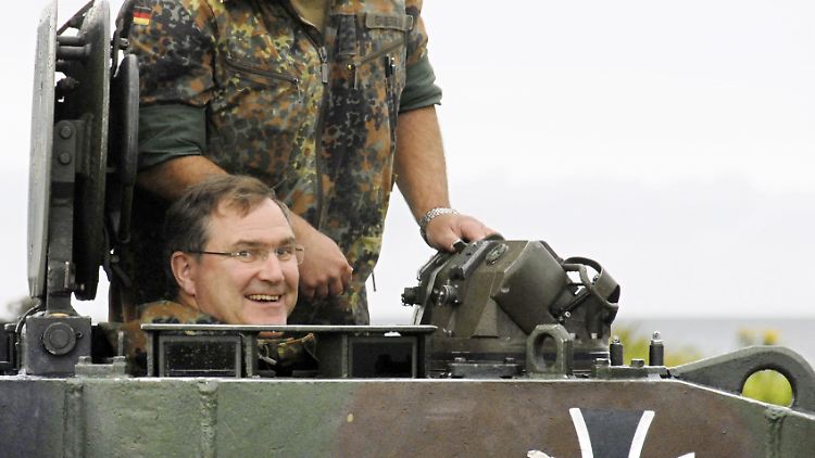 Vertraut mit den Produkten der deutschen Rüstungsindustrie: Jung als Minister bei einem Truppenbesuch. 