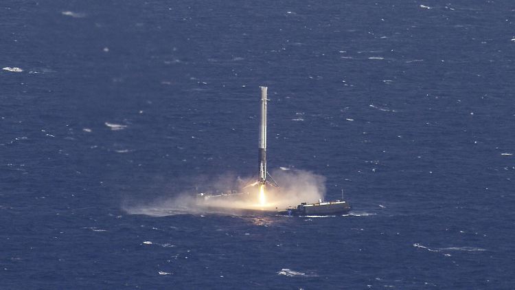 So sieht es aus, wenn eine Raketenstufe aus dem All kommend erfolgreich auf einer Plattform im Meer landet.