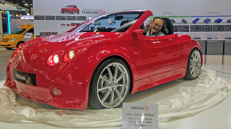 Im elektrisch betriebenen Fieberglas Cabrio von Power Plaza soll es sogar Fahrspaß geben.