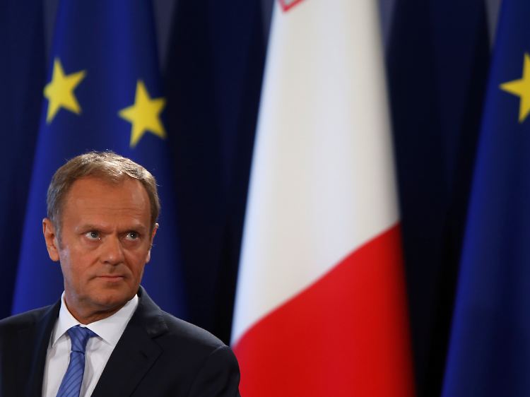 EU-Ratspräsident Donald Tusk zur Neuwahl-Ankündigung der britischen Premierministerin Theresa May: "Hitchcock hat beim Brexit Regie geführt: Erst ein Erdbeben und dann steigt die Spannung."