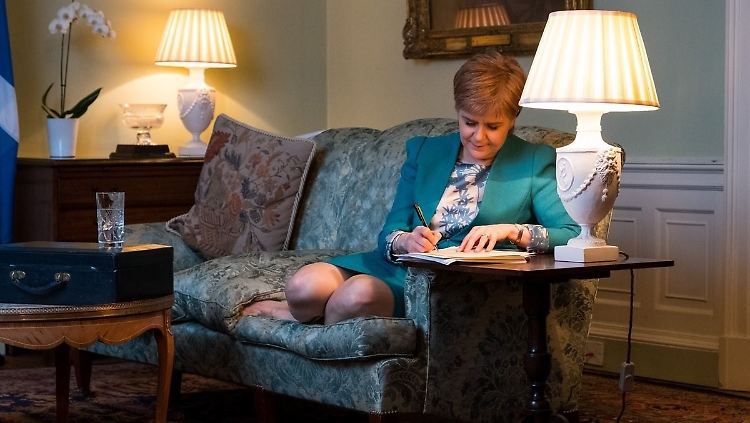 "Liebe Resi, ich schreibe Dir heute...." Sturgeon im Austausch mit London