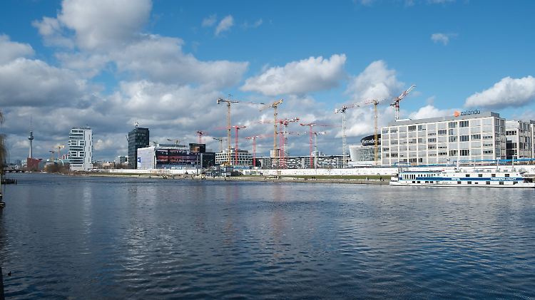 Im sogenannten Mediaspree-Viertel von Berlin siedeln sich immer mehr Unternehmen an.