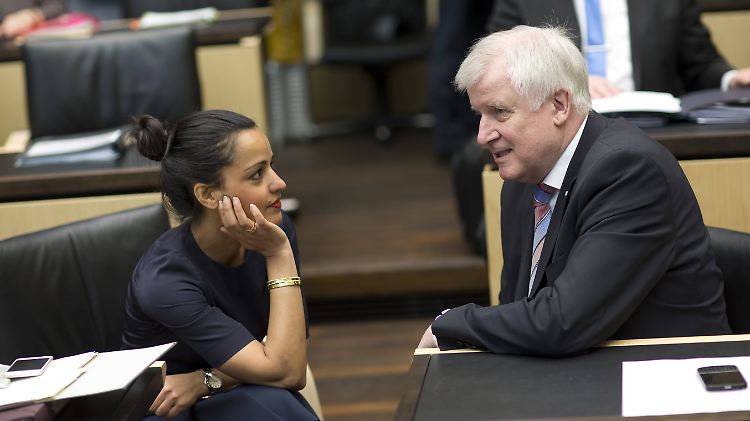 Ob er ihr von der maut erzählt? Seehofer plaudert mit der Berliner Staatssekretärin Chebli.