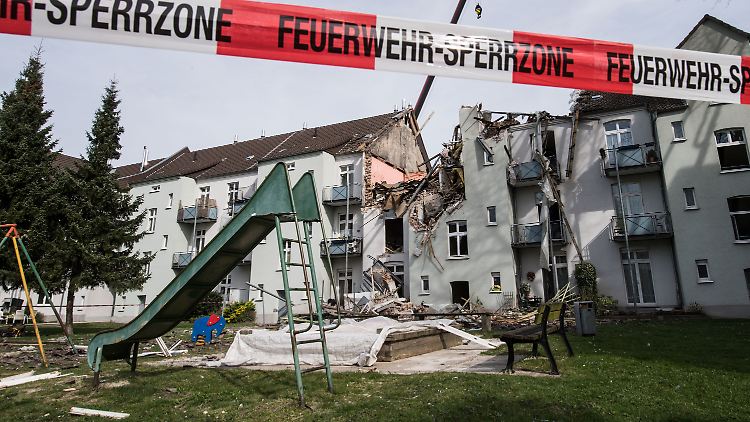 Wegen der Einsturzgefahr können die Rettungskräfte zeitweise das eingestürzte Haus nicht betreten.