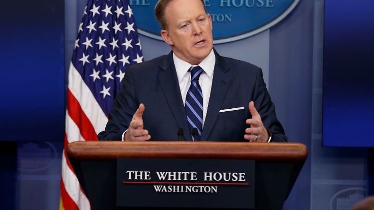 "Mit Bezug auf Assad gibt es eine politische Realität, die wir akzeptieren müssen, was unsere gewärtige Lage angeht", sagt Spicer.