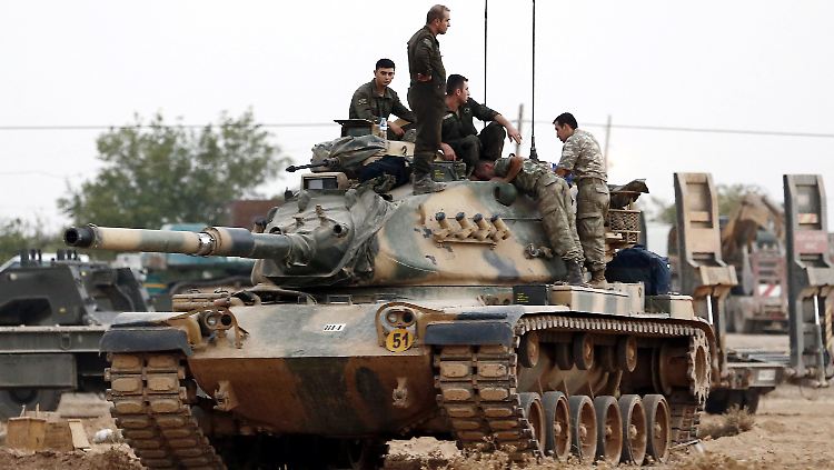 Die Besatzung eines türkischen Panzers wartet zu Beginn der Offensive gegen den IS an der syrischen Grenze auf neue Befehle.
