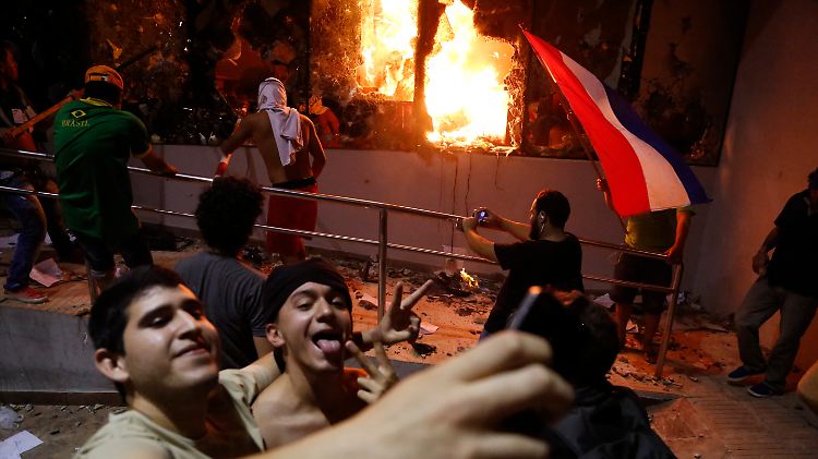 Katastrophentourismus á la Paraguay: schnell noch ein Selfie vor dem brennenden Parlament