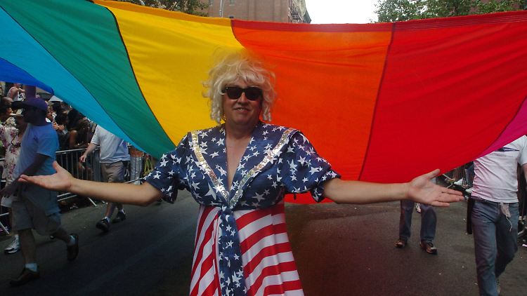 Gilbert Baker im Juni 2006 beim Christopher Street Day in Manhattan.