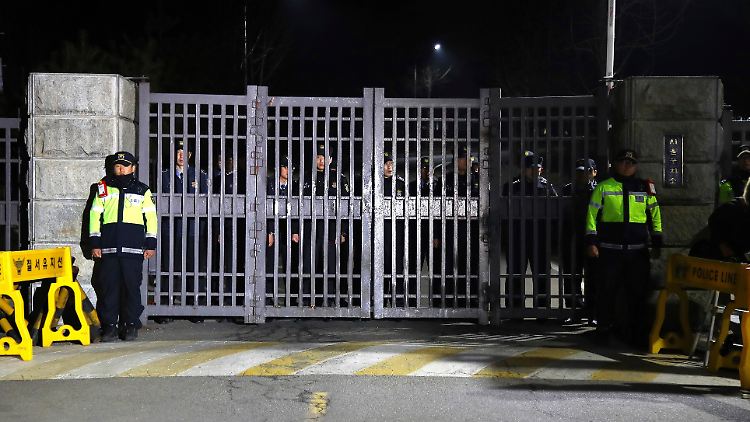 Polizisten bewachen das Gefängnis im südkoreanischen Uiwang.