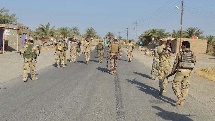 Hier patrouillieren irakische Soldaten die Stadt Hit in der Provinz Anbar im vergangenen Herbst.