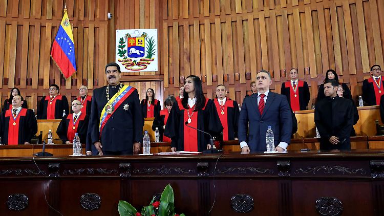 Präsident Maduro (vordere Reihe, links), vor den Richtern des Obersten Gerichts in Caracas.
