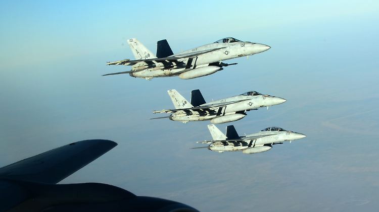 US-amerikanische F-18E Kampfflugzeute im Anti-IS-Einsatz über dem Irak.
