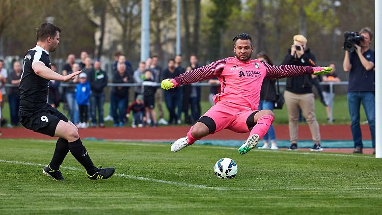 Ein Keeper-Koloss in Action. Tim Wiese spielt wieder Fußball.