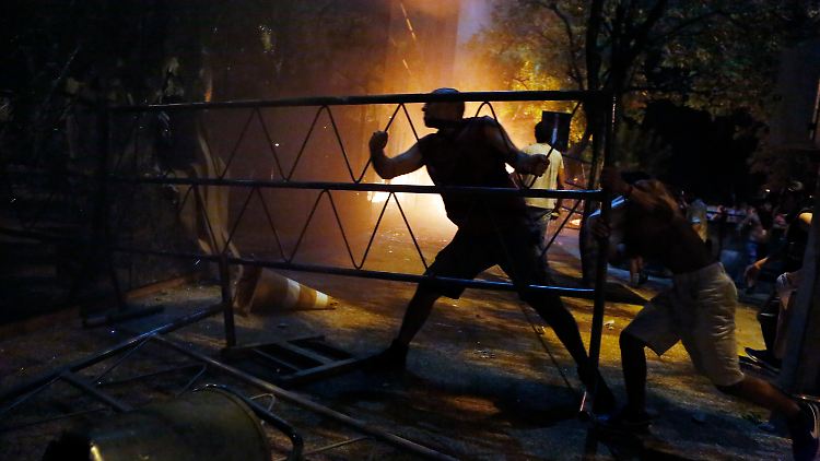 Die Entlassung des Innenministers ist die direkte Konsequenz aus den gewalttätigen Protesten in der Nacht zuvor.